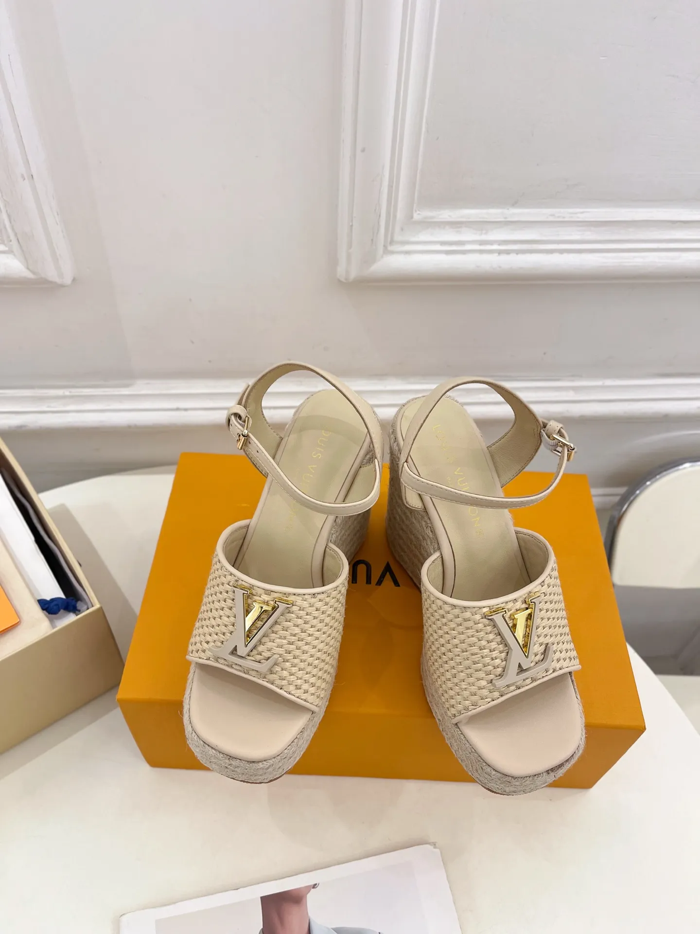👟👟Ex-factory price 640👟👟 LV | Louis Vuitton 25𝐬𝐬 🧡💚2025 spring and summer new style top version‼ ️The original version is the same. The counter focuses on the latest LV ISOLA hollow hemp rope wedge sandals. New hard goods. ❥BS purchasing level! Full of high-end feel! A popular model among bloggers at home and abroad, it’s retro and fashionable and looks amazing on your feet! Mainly recommended model on the official website★ ━━━━━ ЅᏇєєt ━━━━━ ▪️Upper: original customized calfskin ▪️Lining: imported sheepskin ▪️Outsole: original molded outsole ▪️Heel height: 12cm, water platform 3.5cm ▪️Shoe size: 35-39 (40, 41 customized)